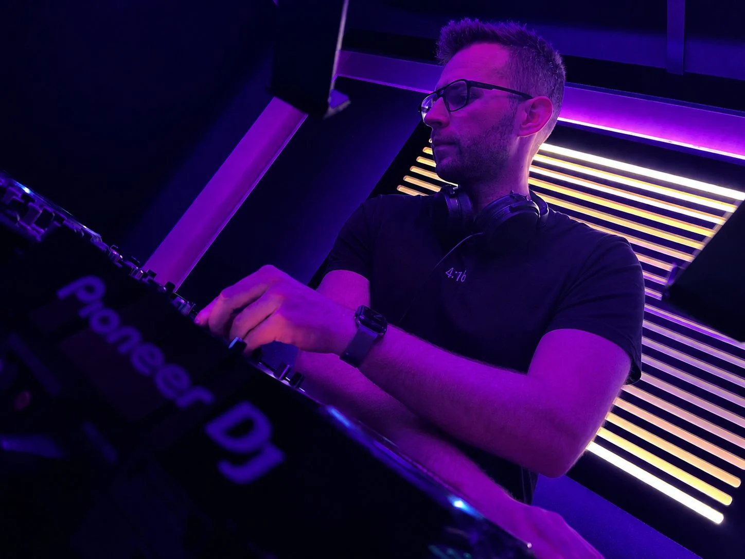 Chris am Pioneer DJ Pult