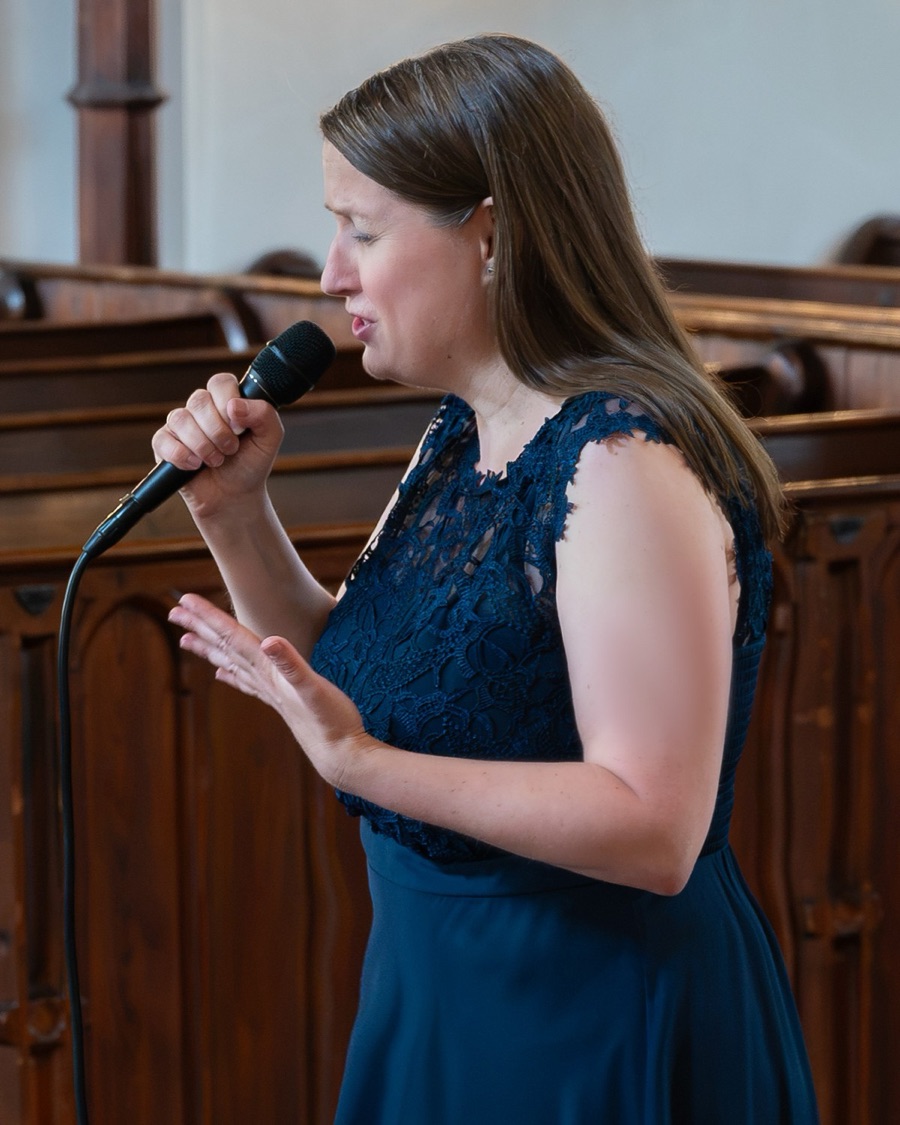 Nicole Hoesch, Hochzeitssängerin