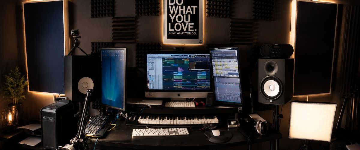 Musikproduktions-Studio von Danny Q Parker mit Logic Pro X Setup