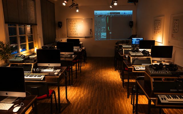 Workshop-Raum mit mehreren Produktions-Arbeitsplätzen